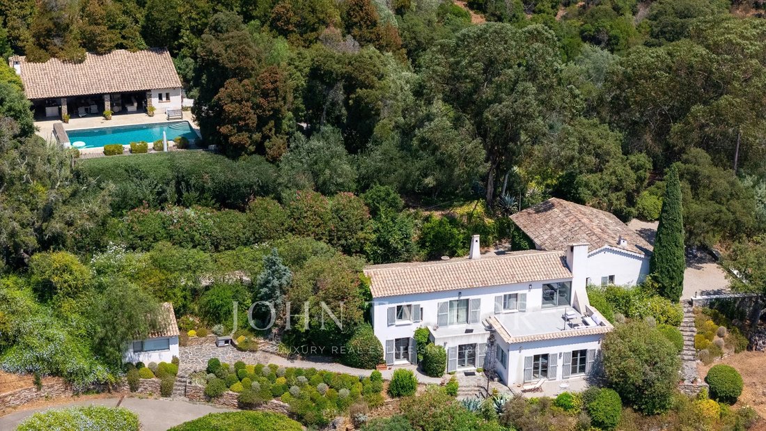 Estate in La Croix-Valmer, Provence-Alpes-Côte d'Azur, France 1 - 18610957