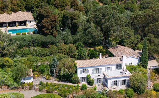 Estate in La Croix-Valmer, Provence-Alpes-Côte d'Azur, France 1