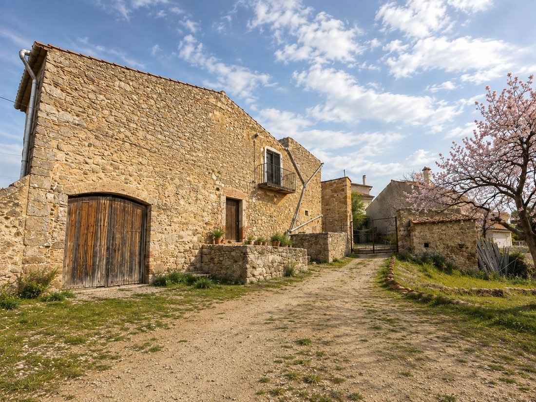 Villa in Pau, Catalonia, Spain 1 - 14977999