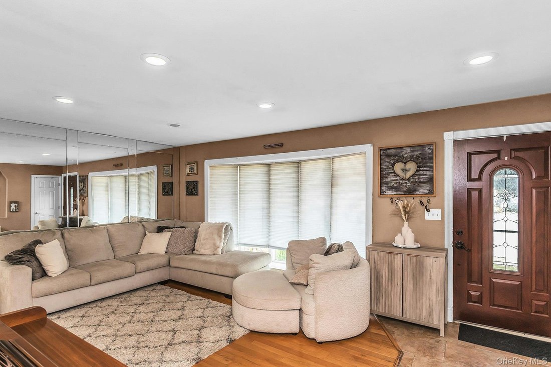 House in Smithtown, New York, United States 5 - 18613168