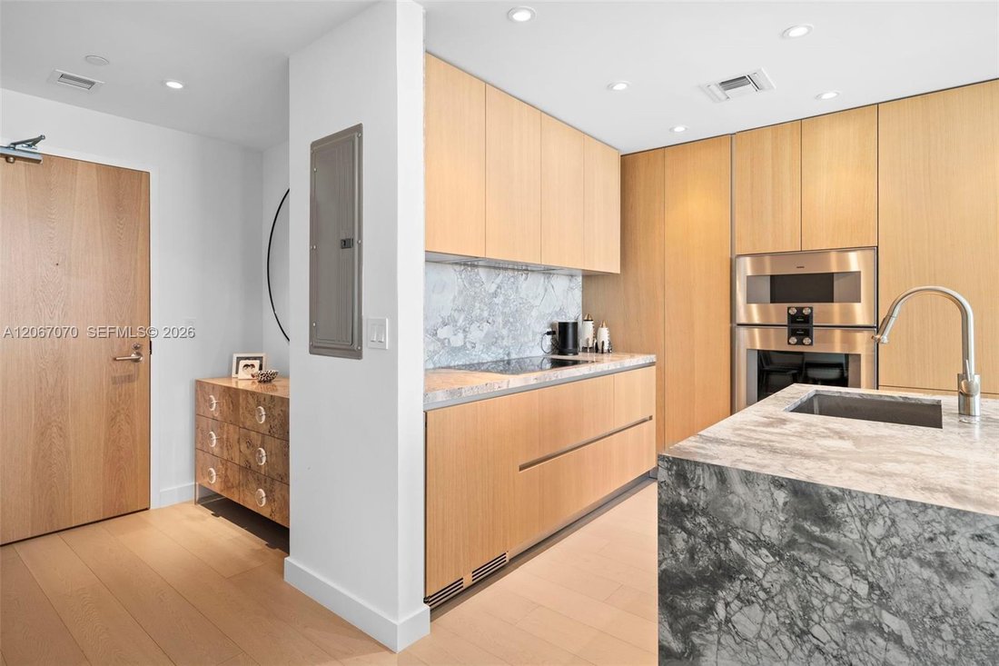 Condo in Miami Beach, Florida, United States 5 - 18613545