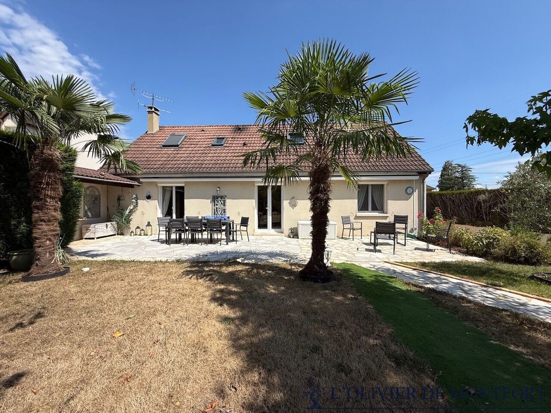 House in Les Essarts-le-Roi, Ile-de-France, France 3 - 18612272