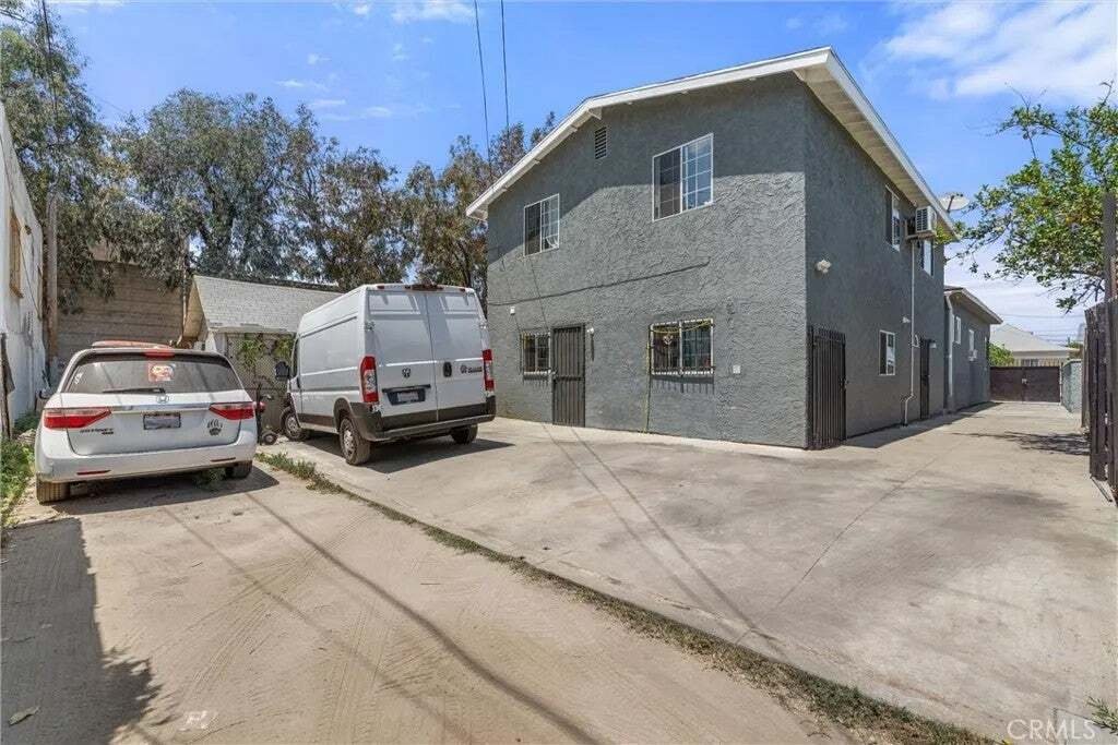 Los Angeles, California, United States 4 - 18264935