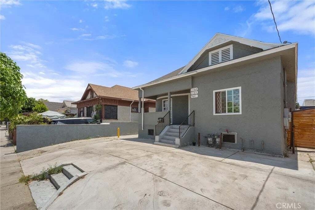 Los Angeles, California, United States 3 - 18264935