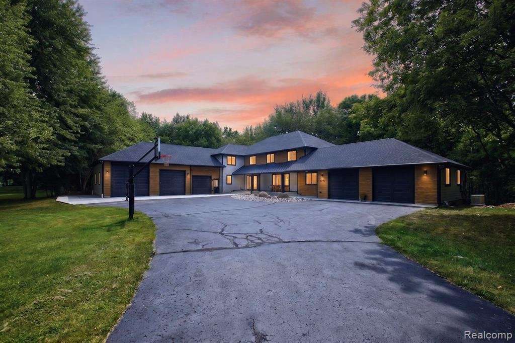 House in Grand Blanc Township, Michigan, United States 1 - 18618539