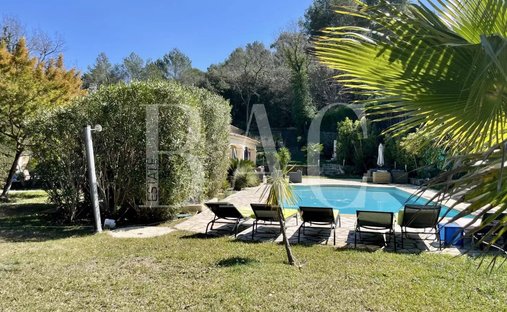 Land in Cannes, Provence-Alpes-Côte d'Azur, France 1