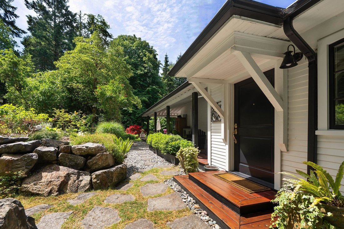 House in Bowen Island, British Columbia, Canada 4 - 18619873