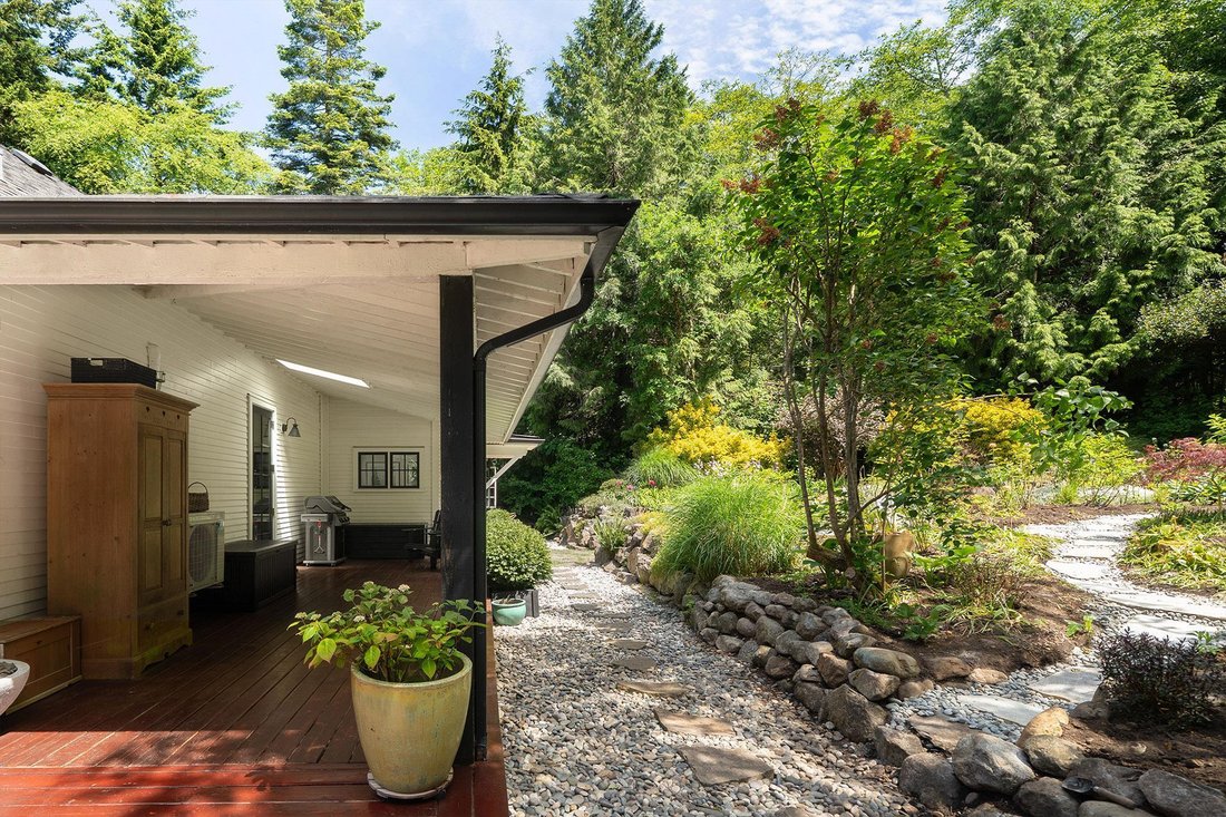 House in Bowen Island, British Columbia, Canada 3 - 18619873