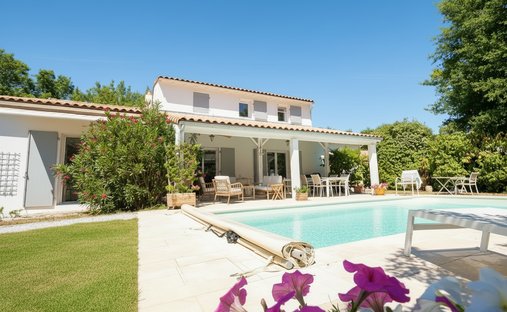 Villa in ZAC Hameaux, Breuillet, France 1