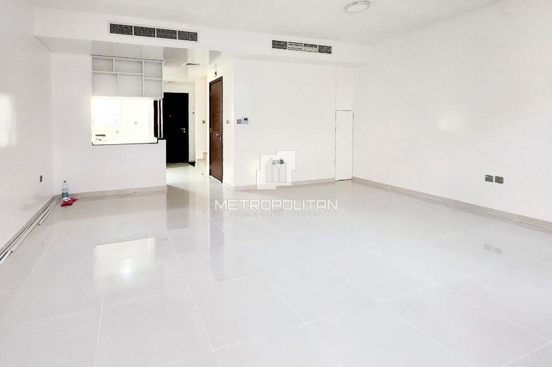 Townhouse in Damac Hills 2, Dubai, United Arab Emirates 3 - 18617929
