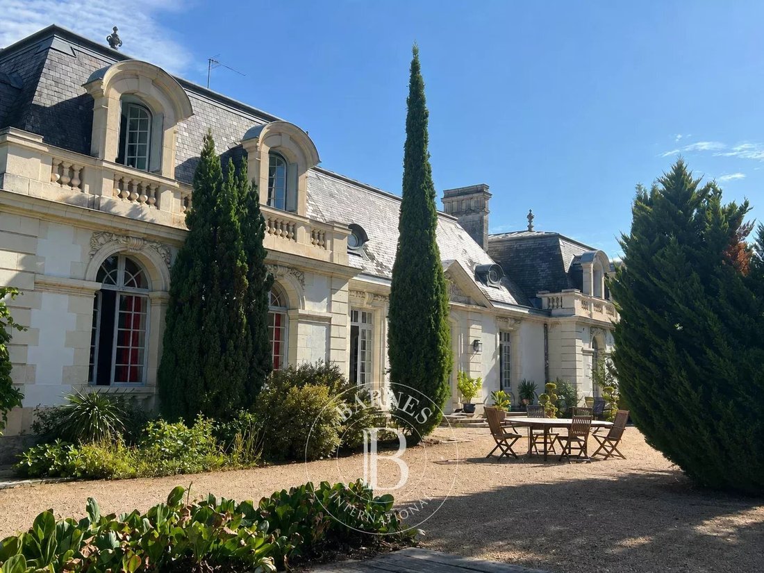 Estate in Saint-Avertin, Centre-Val de Loire, France 1 - 18616072