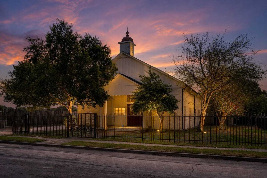 Dallas, Texas, United States 1 - 18619735