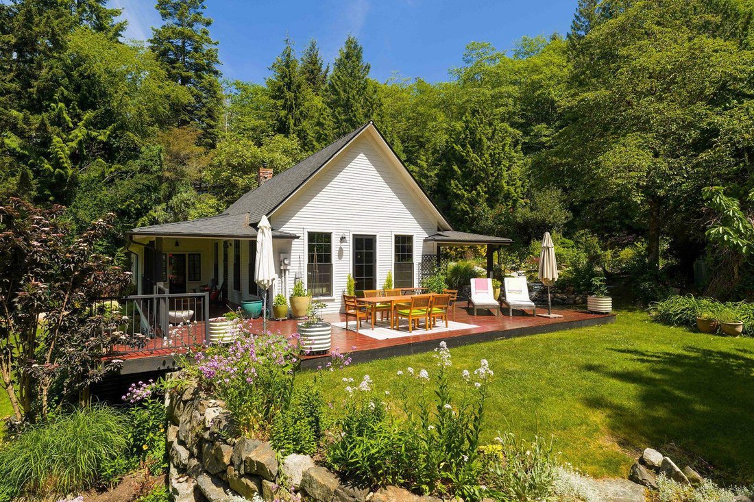 House in Bowen Island, British Columbia, Canada 1 - 18619873