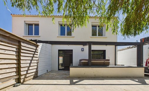 House in Saint-Xandre, Nouvelle-Aquitaine, France 1
