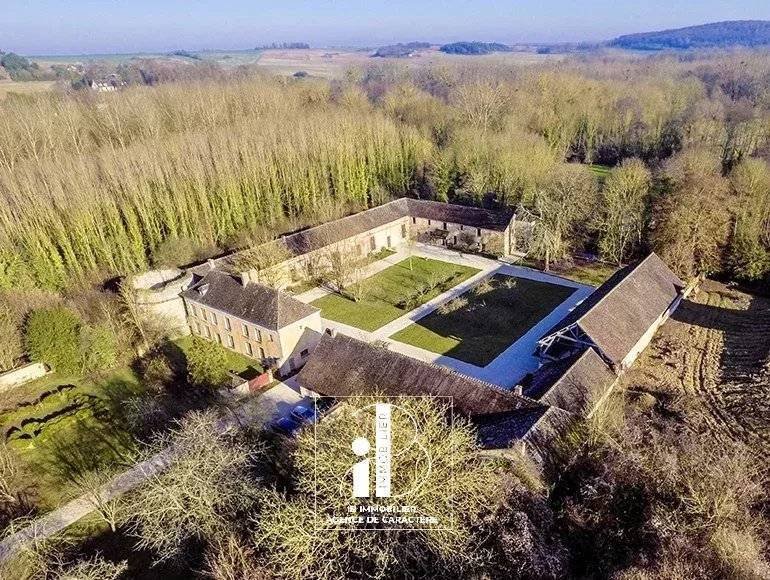 Estate in Fontainebleau, Ile-de-France, France 1 - 16644171
