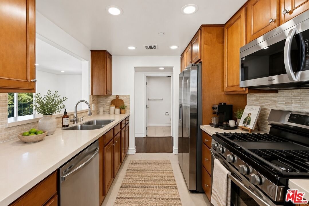 Condo in Los Angeles, California, United States 5 - 18616316
