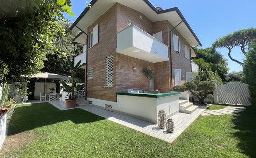Villa in Tonfano, Pietrasanta, Italy 1