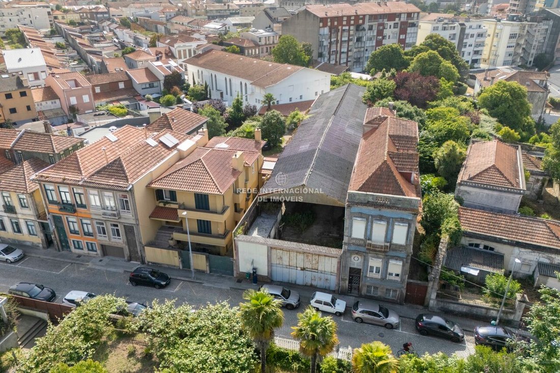 Estate in Lordelo do Ouro e Massarelos, Porto District, Portugal 1 - 18616741