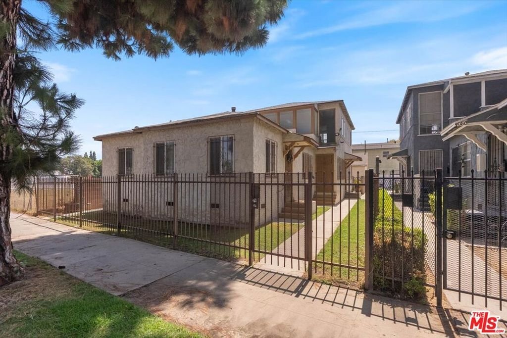 Los Angeles, California, United States 2 - 18618357