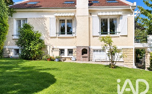 House in Nord Ouest, Le Mesnil-le-Roi, France 1