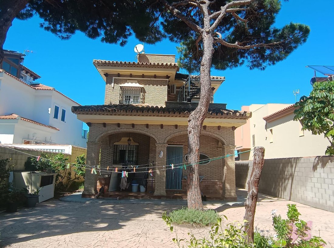 Chalet in Chiclana de la Frontera, Andalusia, Spain 1 - 15376970