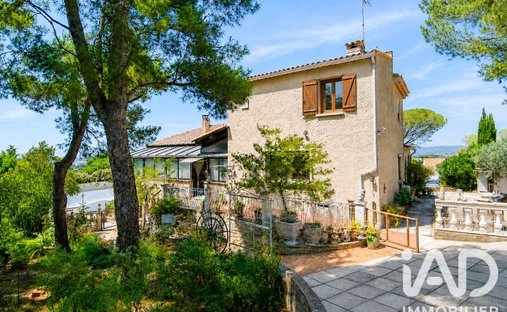 House in Village, Lancon-Provence, France 1