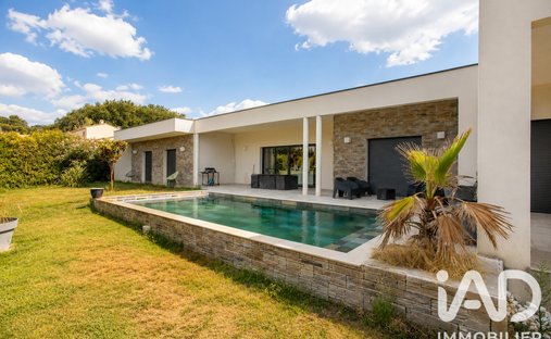 House in Ouest, Rochefort-du-Gard, France 1