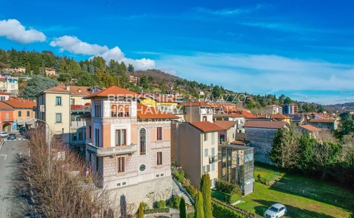 Villa in Gavirate, Lombardy, Italy 1