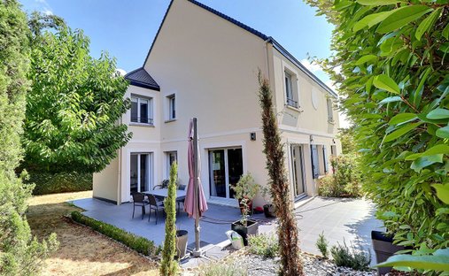 House in Forêt, Saint-Germain-en-Laye, France 1
