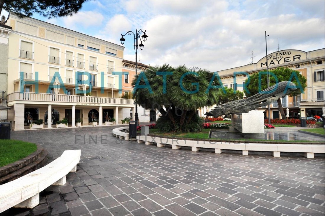 Apartment in Historic Center, Desenzano del Garda, Lombardy 2 - 18504709