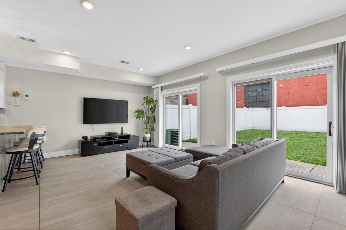 Condo in Jersey City, New Jersey, United States 1 - 18242442