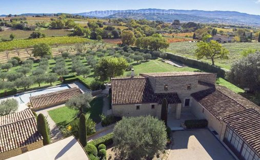 Estate in Saint-Saturnin-lès-Apt, Provence-Alpes-Côte d'Azur, France 1