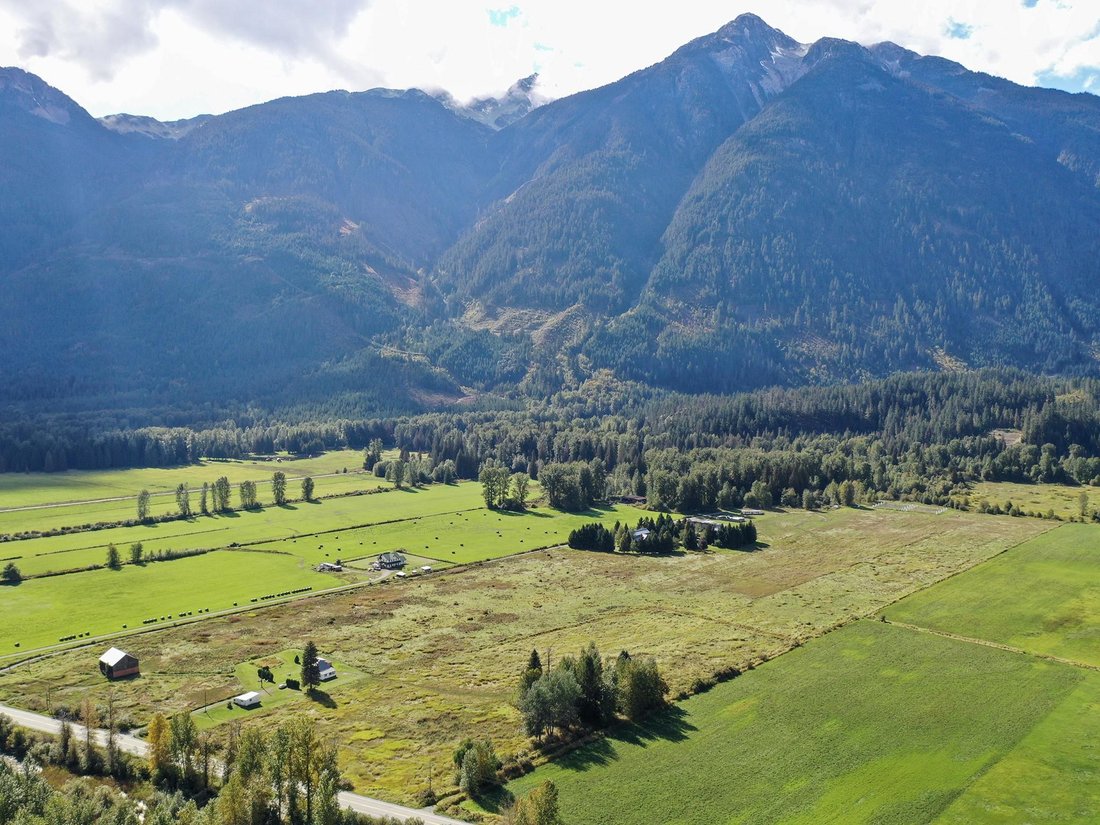 House in Pemberton, British Columbia, Canada 2 - 18619670