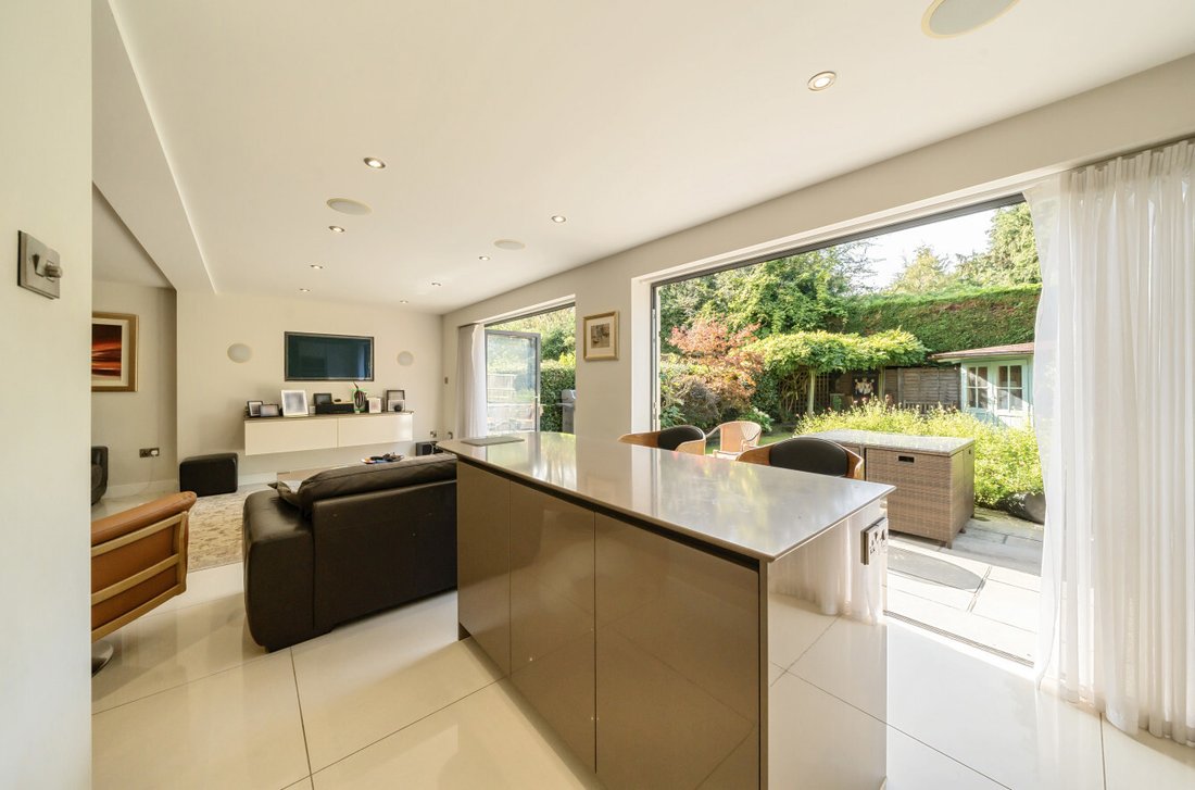 House in Horsell, Woking, England 3 - 18618424