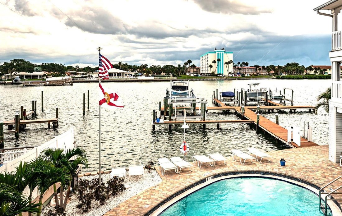 Condo in Indian Shores, Florida, United States 1 - 18617098