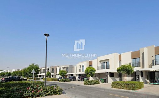 Townhouse in Dubai South Golf District, Dubai, United Arab Emirates 1
