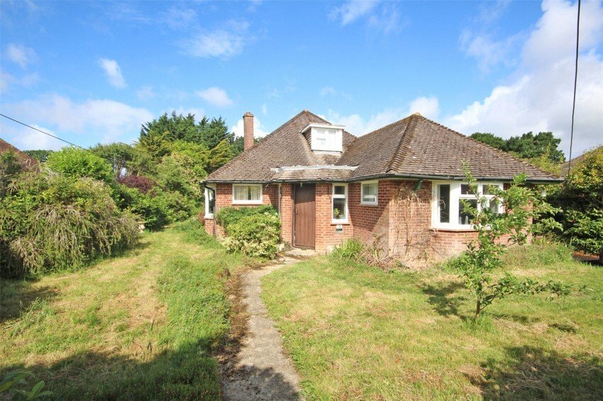 Bungalow in Barton on Sea, England 1 - 17758052