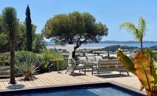 Estate in Hyeres, Provence-Alpes-Côte d'Azur, France 1