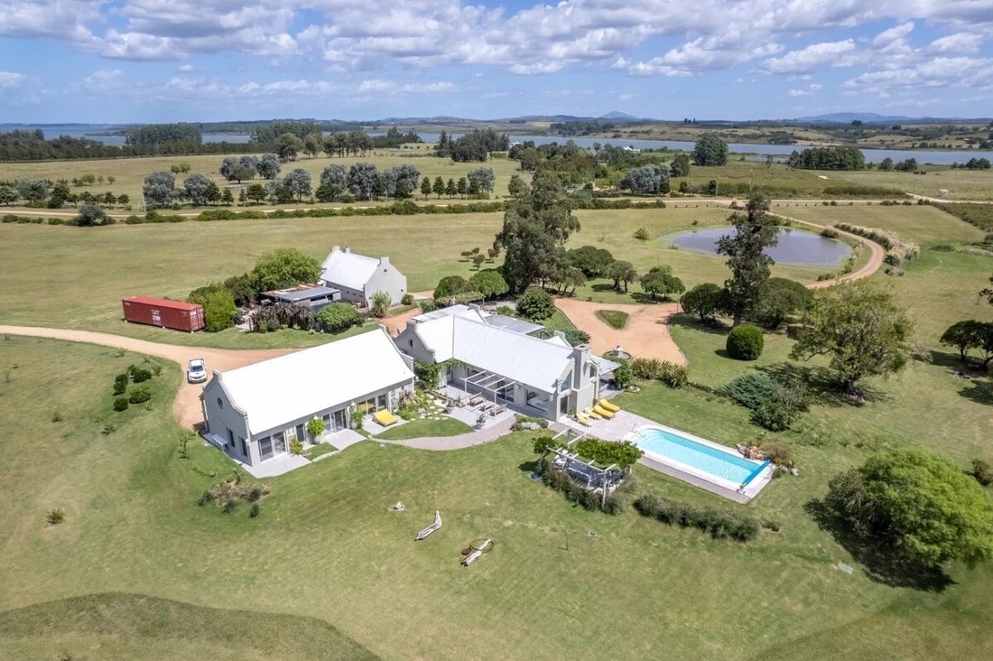 Villa in Punta Ballena, Maldonado Department, Uruguay 1 - 18626477
