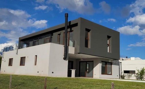 House in La Unión, Buenos Aires Province, Argentina 1