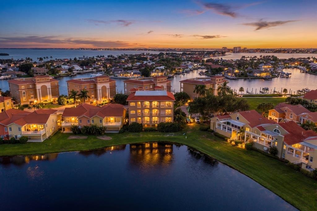 St. Petersburg, Florida, United States 2 - 18626679