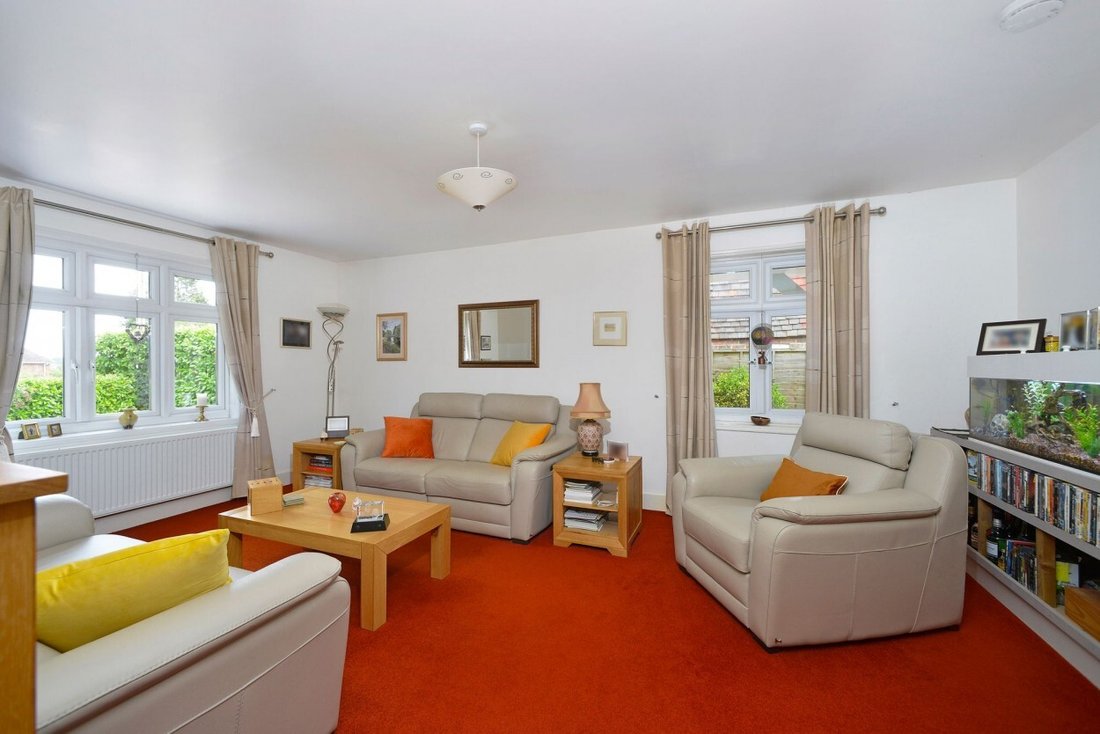 Bungalow in Surrey, England 5 - 18628011