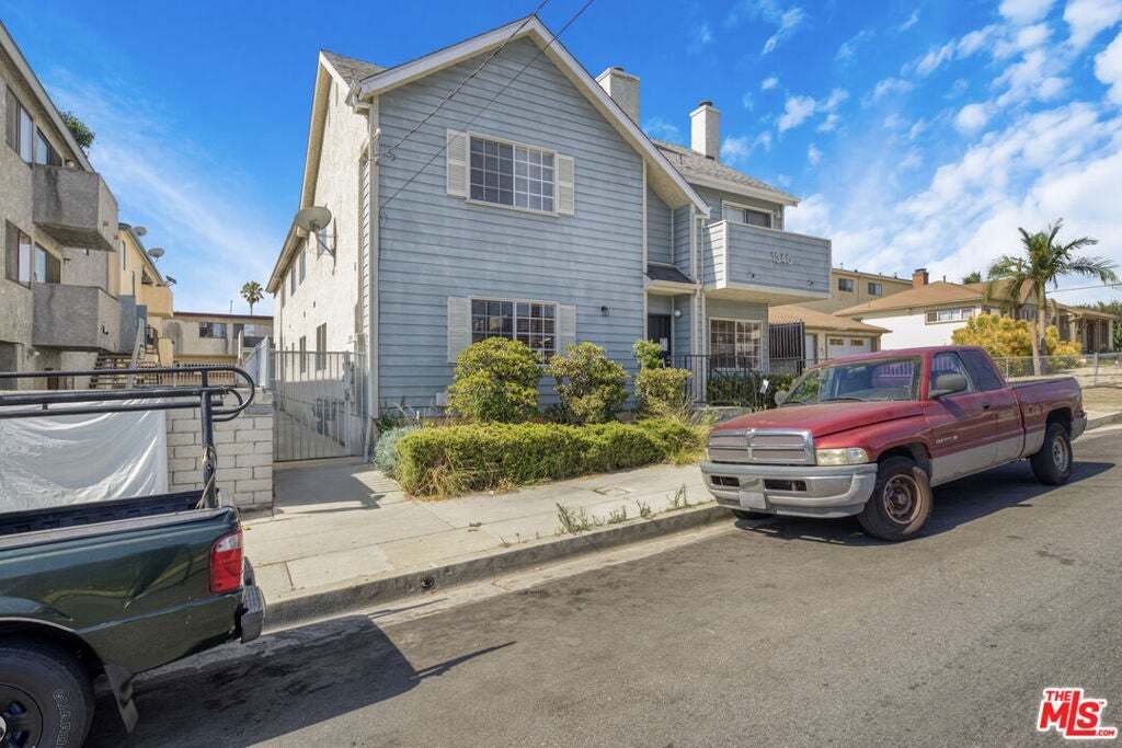 Los Angeles, California, United States 2 - 18629357