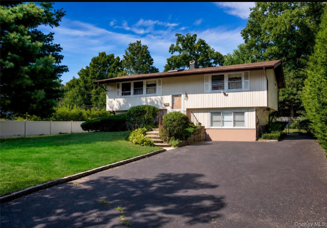 House in Commack, New York, United States 3 - 18629648