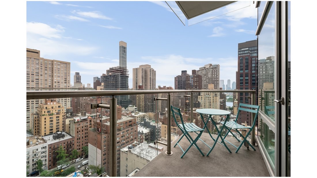 New York, New York, United States 3 - 18629713
