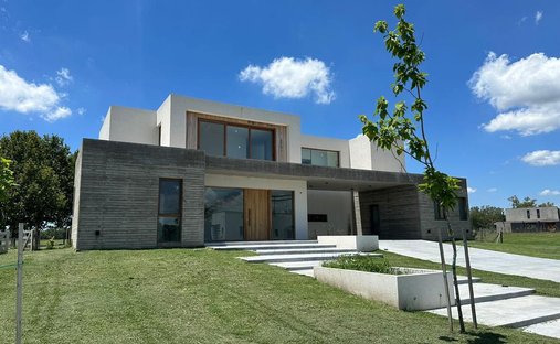 House in La Lonja, Buenos Aires Province, Argentina 1