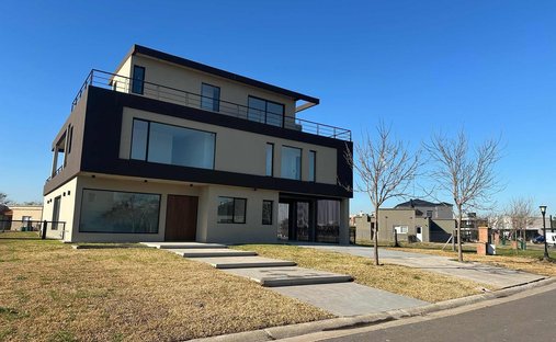 House in Loma Verde, Buenos Aires Province, Argentina 1