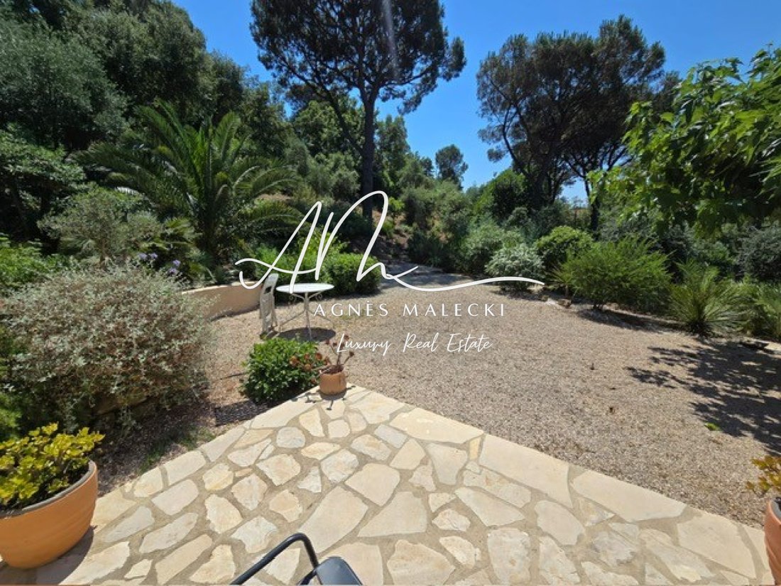Villa in La Croix-Valmer, Provence-Alpes-Côte d'Azur, France 2 - 15868527