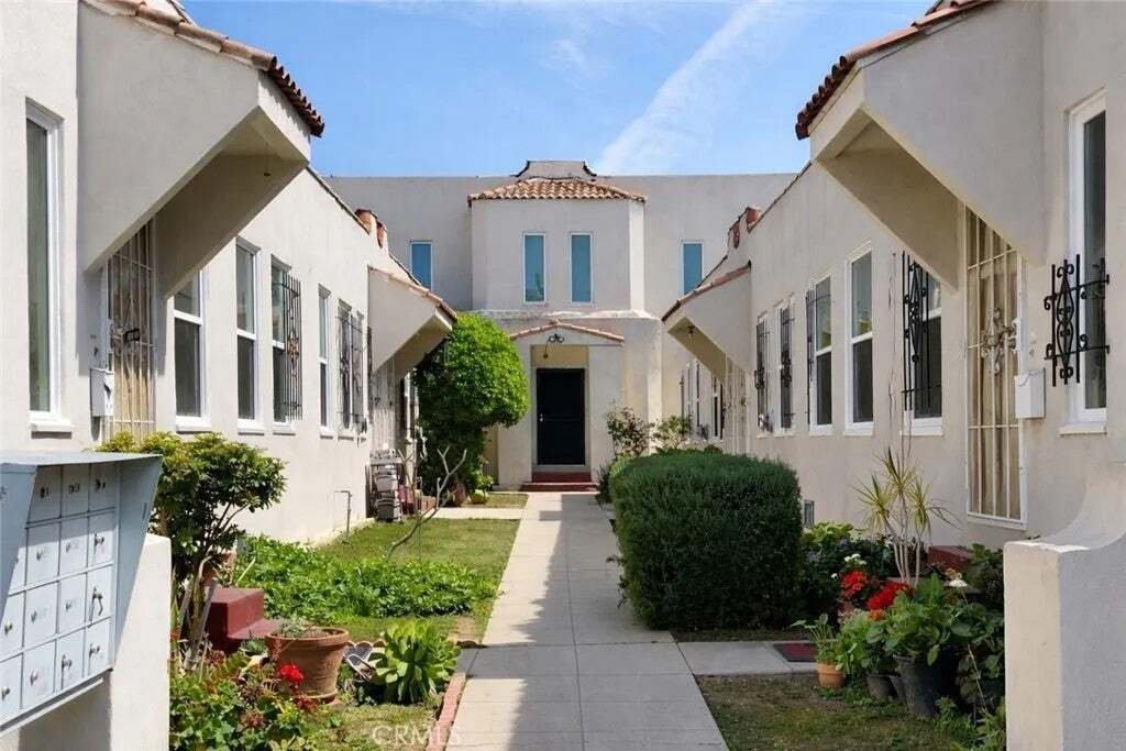 Los Angeles, California, United States 1 - 17668171