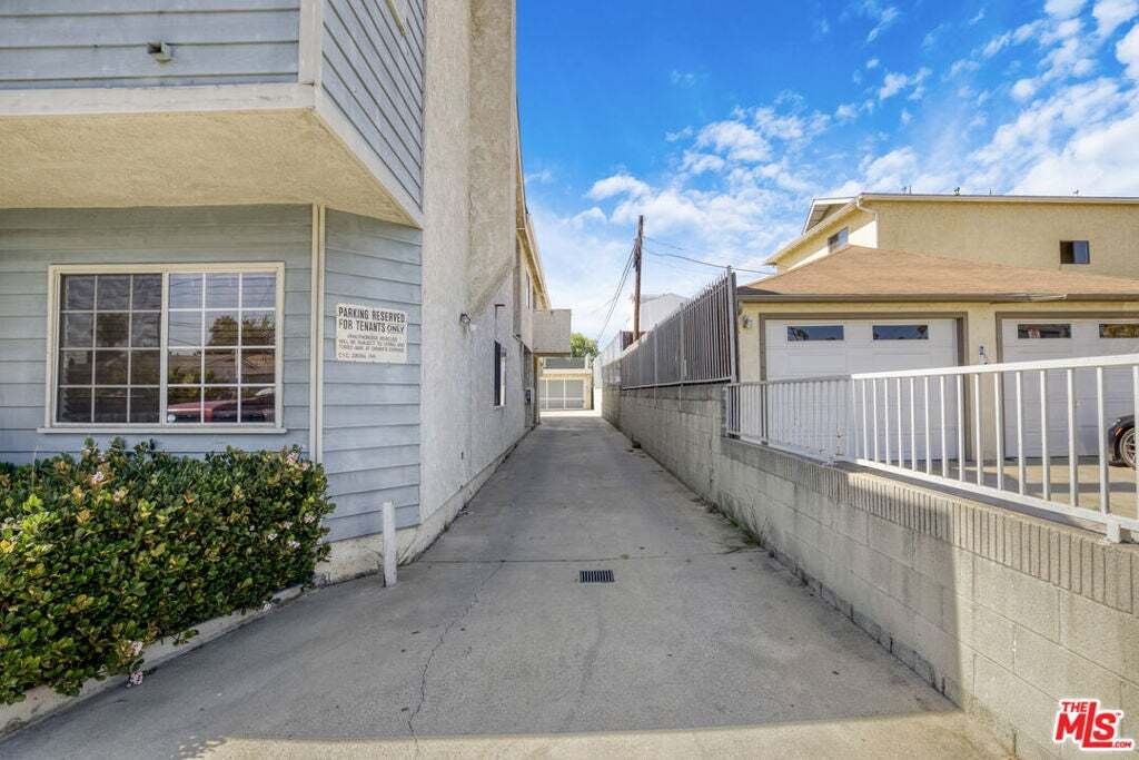 Los Angeles, California, United States 5 - 18629357